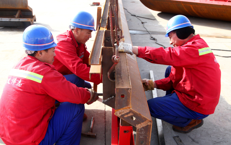勞動節里的鋼模板工人