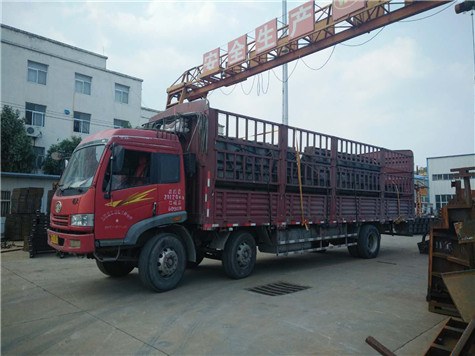 鋼模板廠家生產(chǎn)的新澤西護(hù)欄不噴漆開(kāi)始發(fā)貨