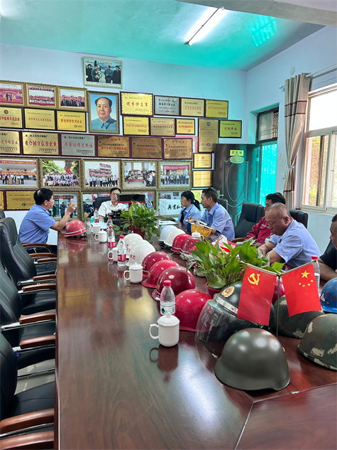 河南偉志鋼模板董事長(zhǎng)來(lái)保軍召開(kāi)班前組長(zhǎng)會(huì)議