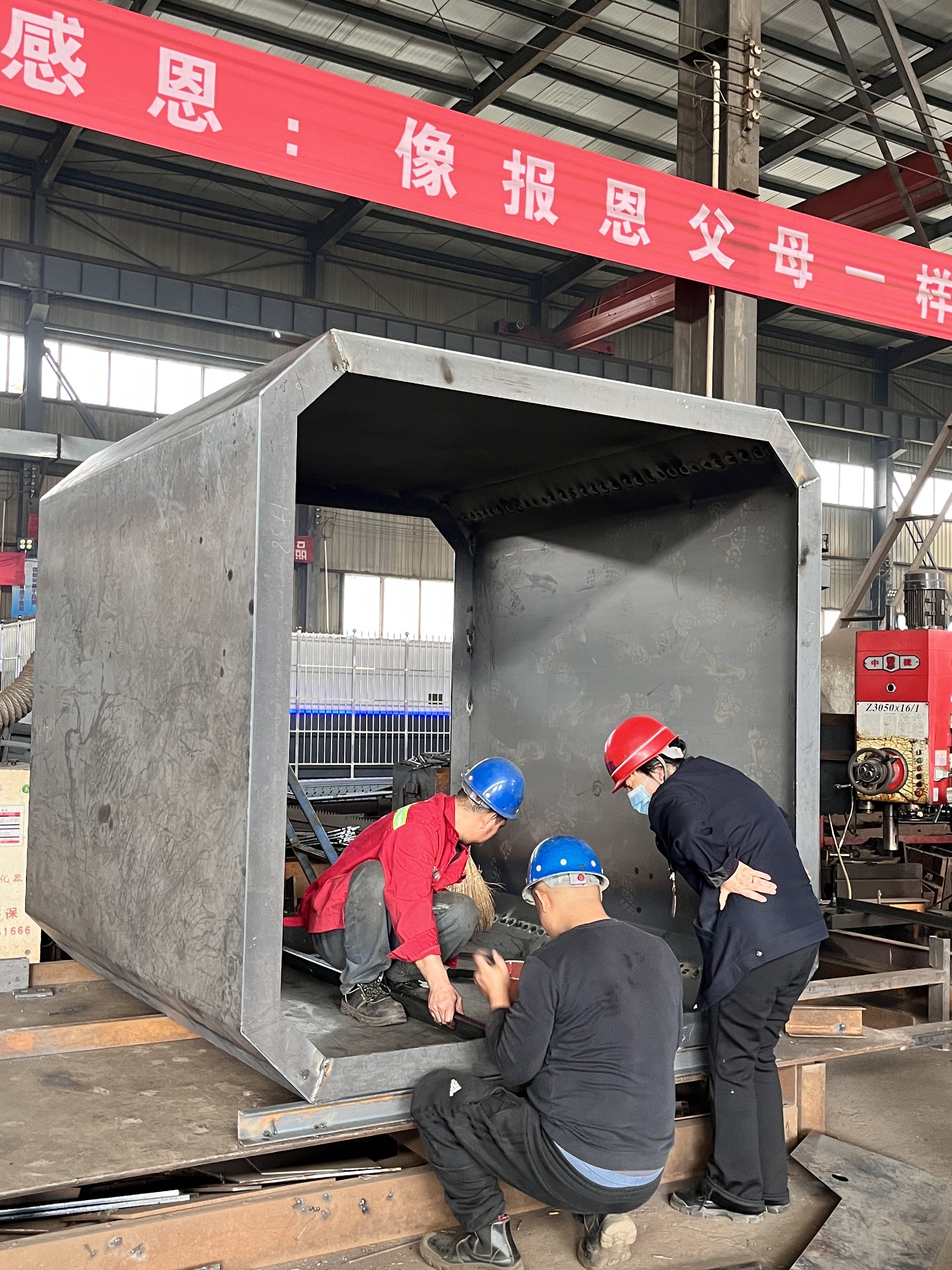 河南偉志鋼模板認真工作的工人