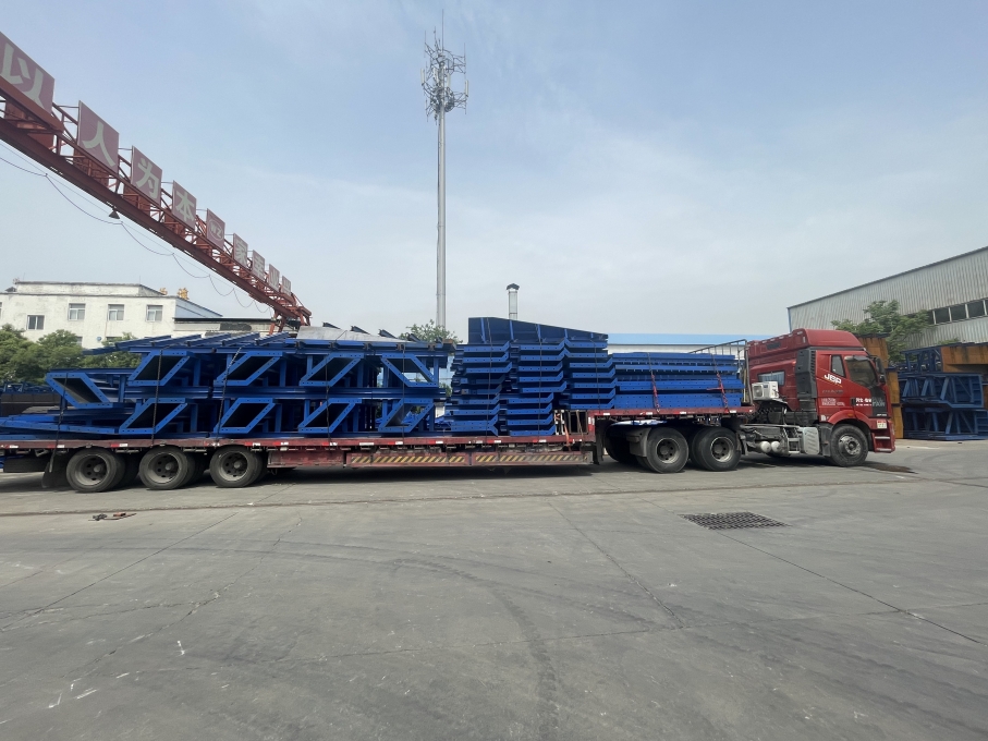 異型蓋梁鋼模板批量發貨，助力橋梁建設再提速