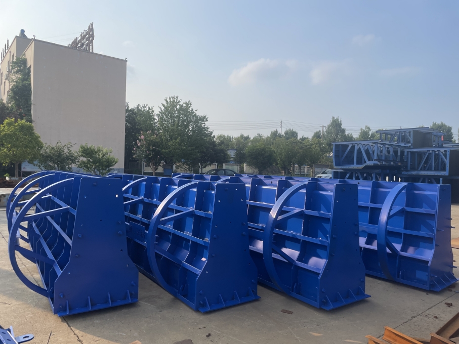 偉志鋼模板：專業(yè)定制隔離帶護(hù)欄鋼模板，為城市安 全護(hù)航！